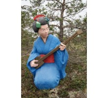 Садовая фигура гейша с инструментом
